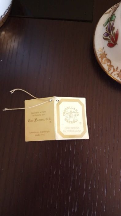 Peça Decorativa de Porcelana pintada à mão com ouro e platina