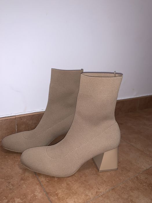 Botas acima do torzelo de salto grosso