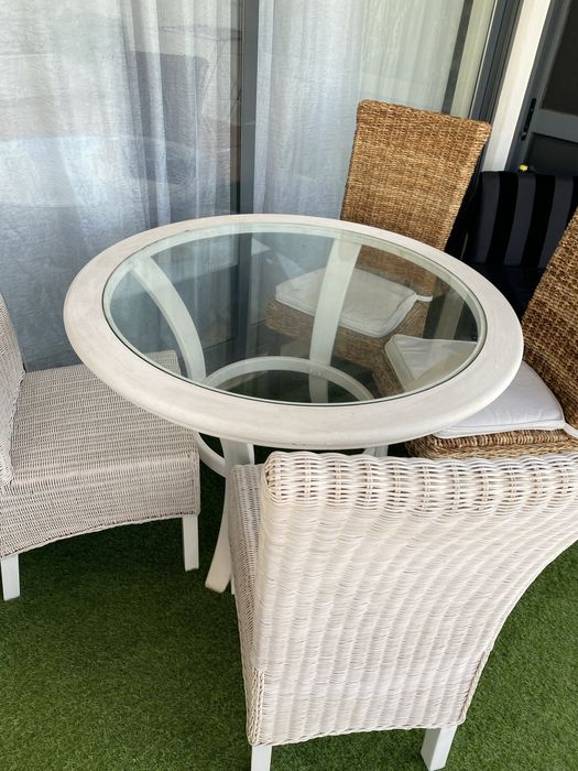 Mesa redonda com 4 cadeiras  usado