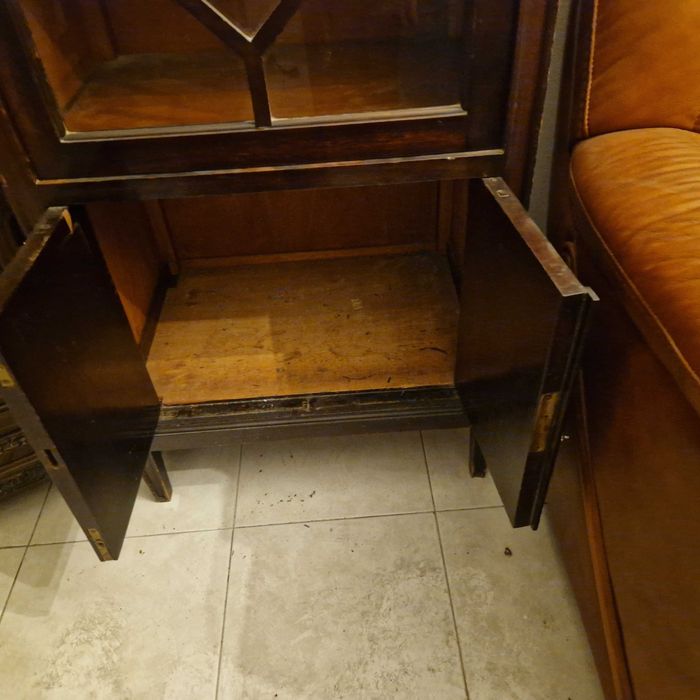 Cristaleira / vitrine clássica em madeira com portas envidraçadas