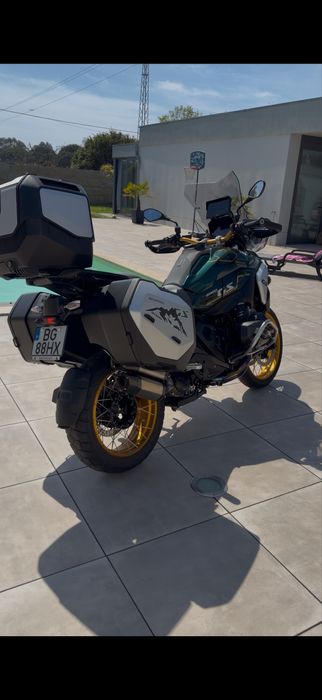 Bmw 1300 com tudo em termos de extras com revisao feita na mototrofa no mes passado e ja tem a revisao para o ano paga