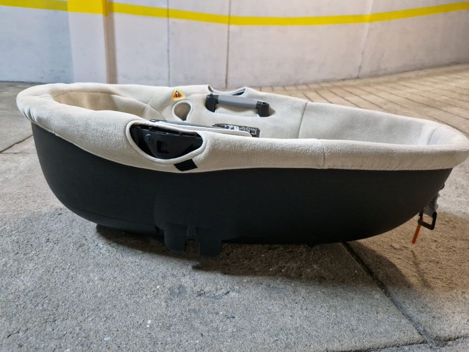 Alcofa auto bebeconfort 2015 em muito bom estado