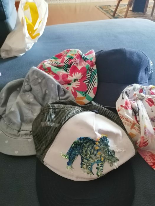 Vários bonés, vários preços