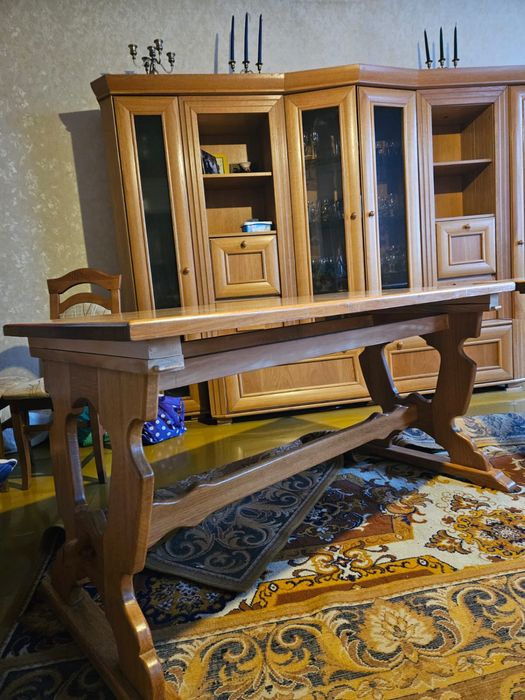 Stół dębowy lakierowany