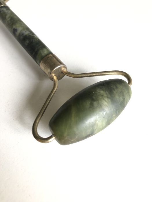 Нефритовий масажний ролер для обличчя