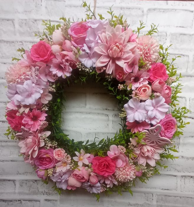 Dekoracyjny wianek na drzwi z motylkami