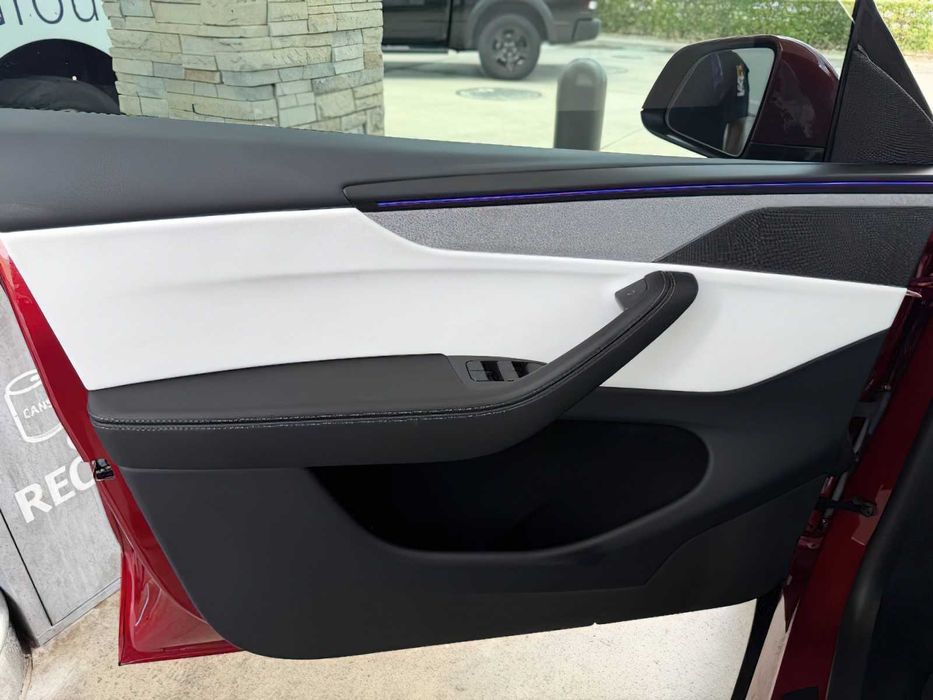 Tesla Model Y      2026