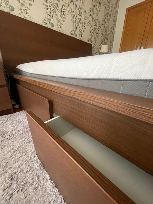 Cama malm com estrado