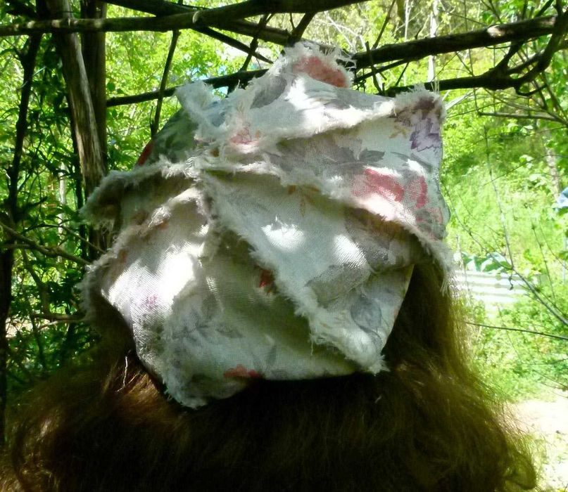 Chapéu estilo jornaleiro artesanal com rosas em estilo shabby chic (Handmade Shabby Rose Newsboy Hat)
