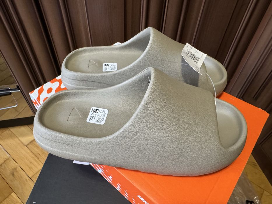 Продам нові тапочки/сланци Adidas Yeezy Slide.Розмір 41,42,42.5