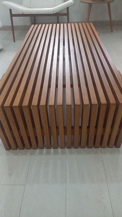 Mesa de centro ripado de madeira  maciça com design moderno