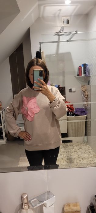 Bluza beżową z kwiatem 3d r.uniwersalny.