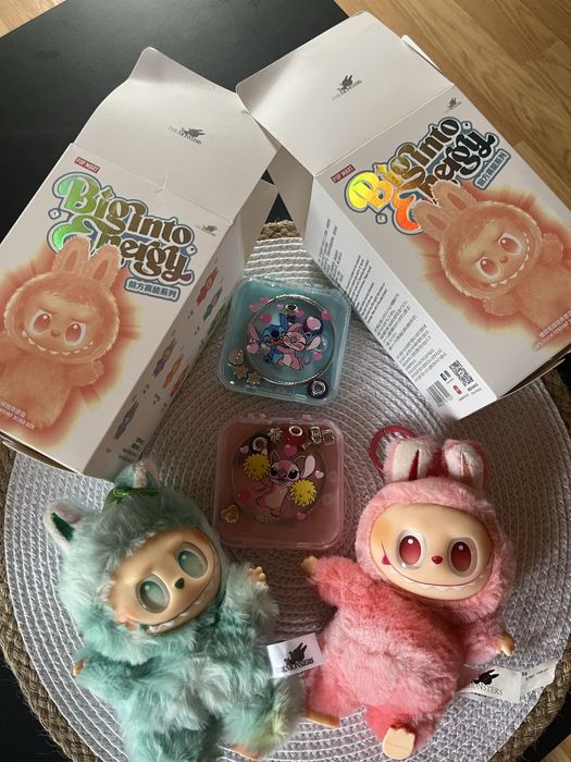 Zestaw dwoch maskotek i bransoletek z zawieszkami chrams