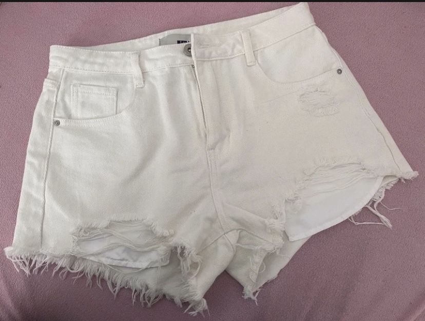 Krótkie białe spodenki