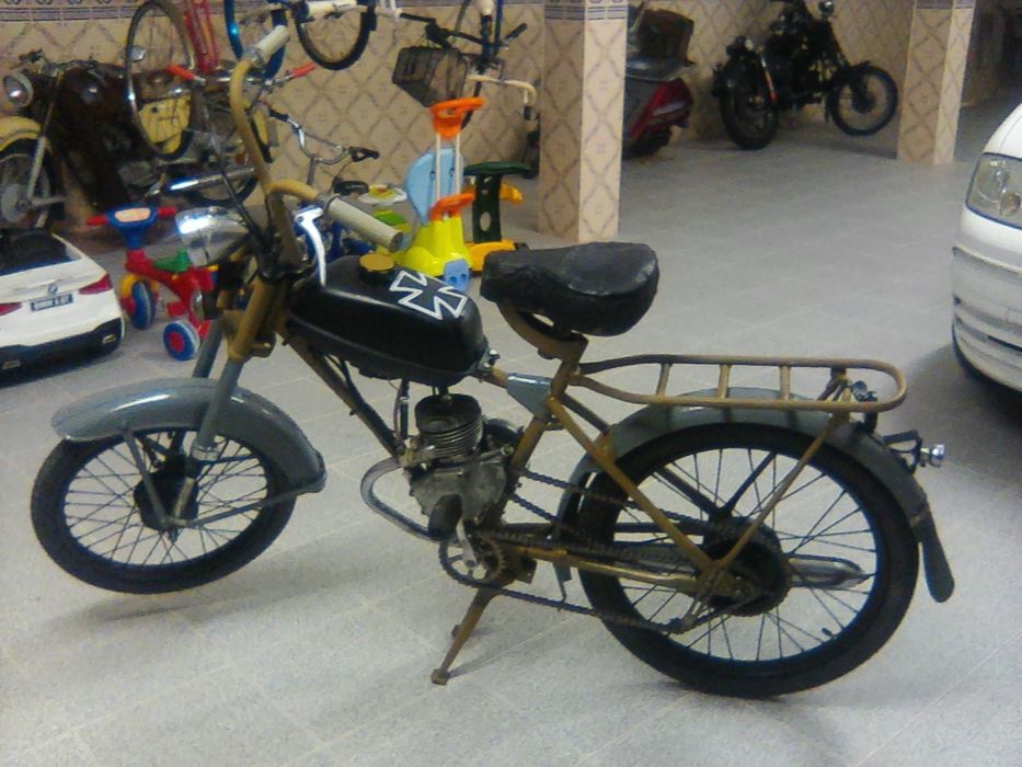 Motocicleta em funcionamento e toda original