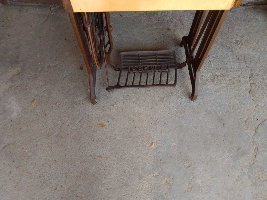 Maquina de costura da Singer, muito antiga.