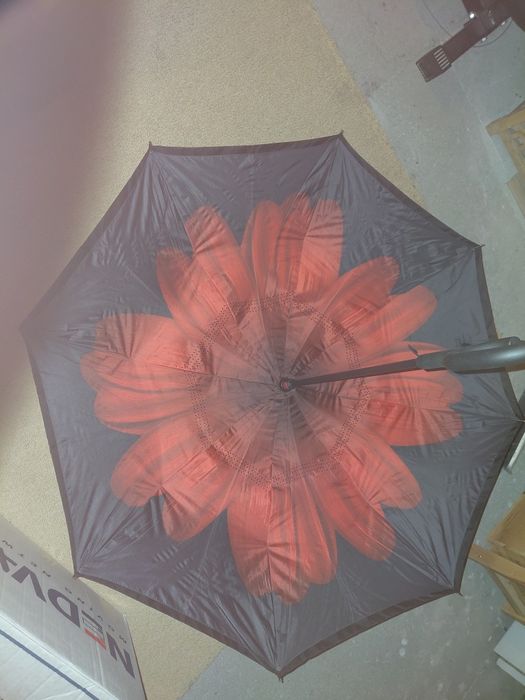 Dwustronny nowy parasol czarny z czerwonym kwiatem stojący