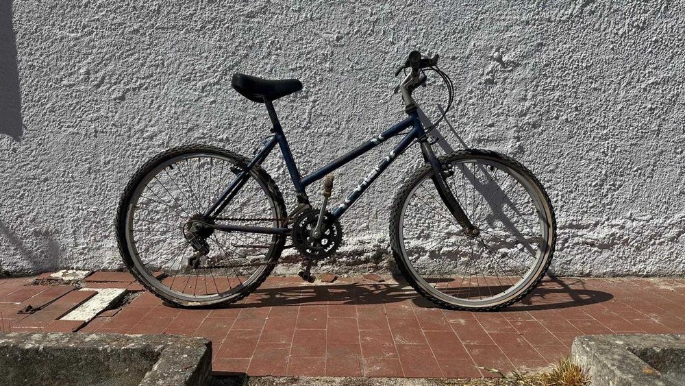 3 bicicletas, duas para restaurar e uma em bom estado.