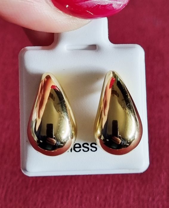 Pequenos brincos dourados, em aço, em forma de gota. De pico
