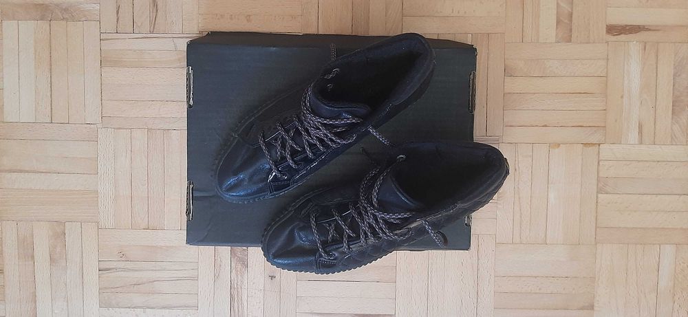 Buty sznurowane.
