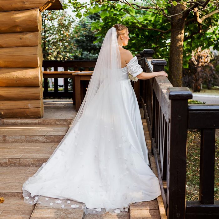 Весільна  сукня атласна