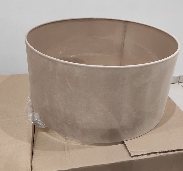Beżowy welurowy abażur średnica 50 cm. 24,5cm wysokość