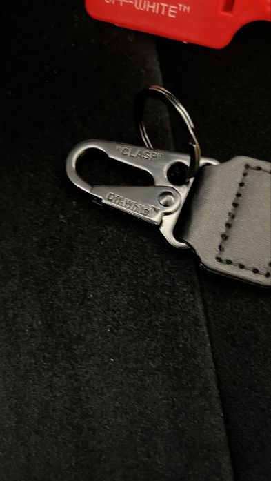 Off White Brelok Industrial