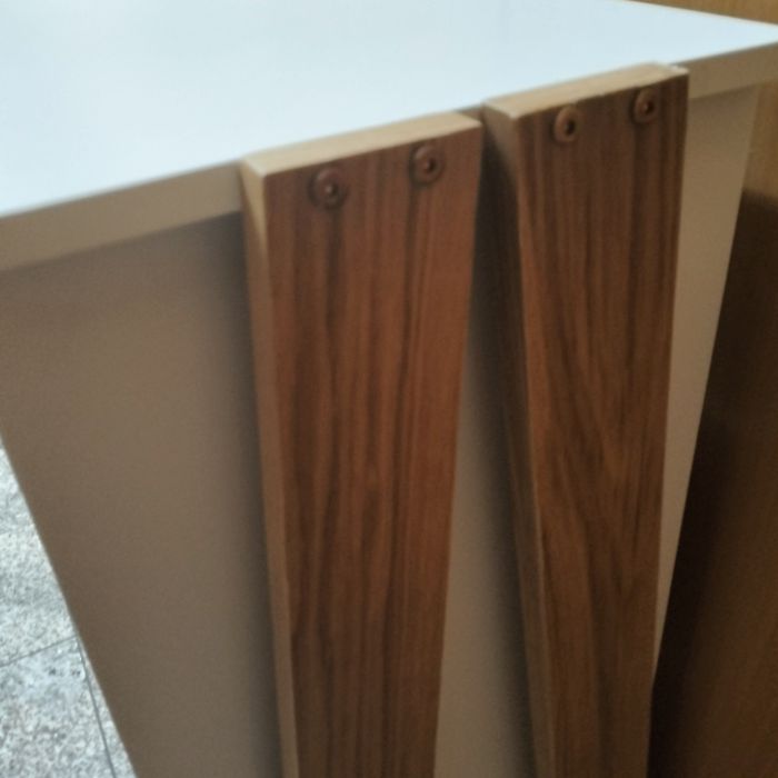 Estante branca com pés madeira natural