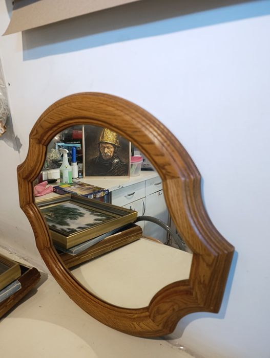 Lusterko w drewnianej ramie