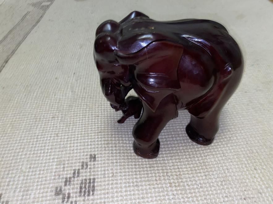 Редкая фигурка 2-х слонов из красного дерева ручной работы