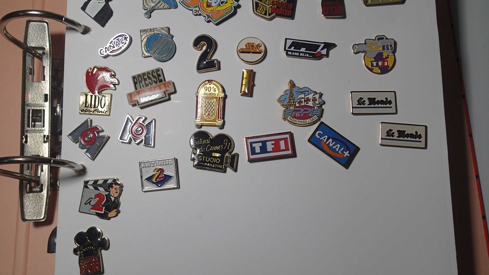 Pins antigos Cinema rádio, Tv, Jornais e animais