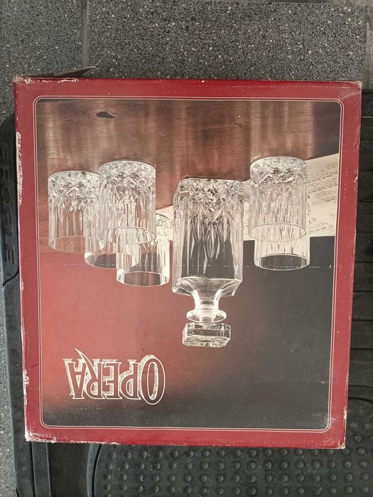 Conjunto de copos e garrafa de vidro