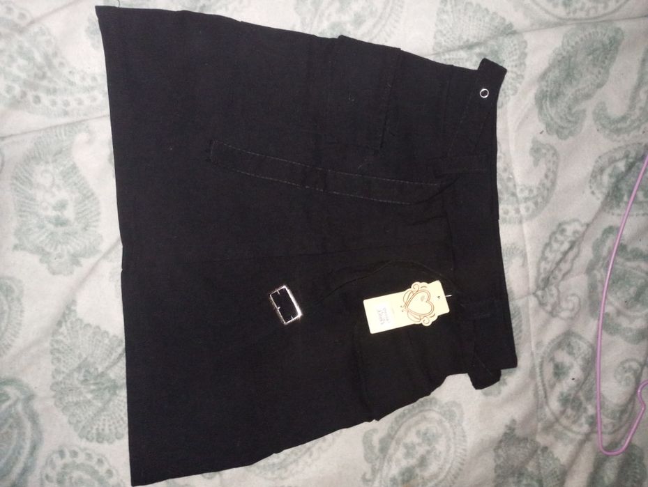 Saia com bolsos de lado