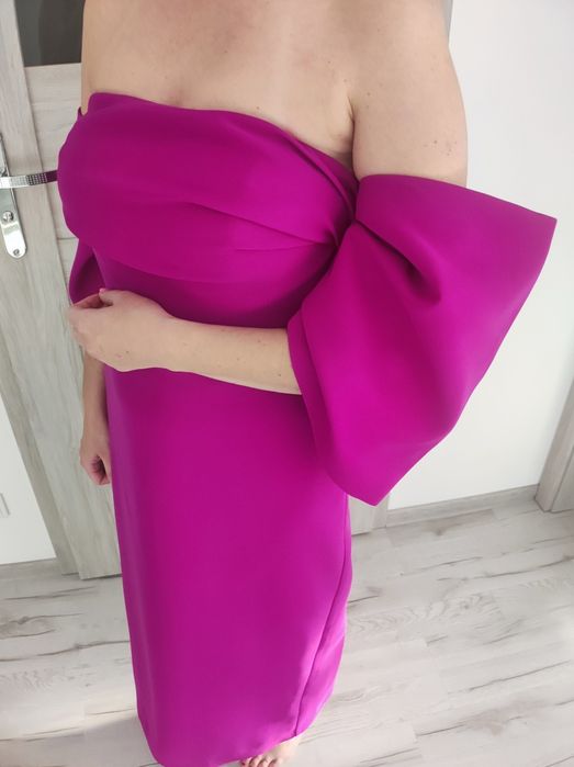 Niepowtarzalna sukienka wieczorowa z bufkami fuksja