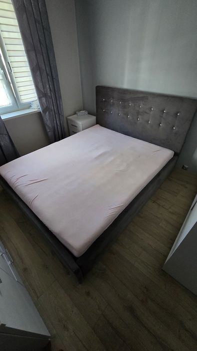 Łóżko sypialniane z pojemnikiem tapicerowane