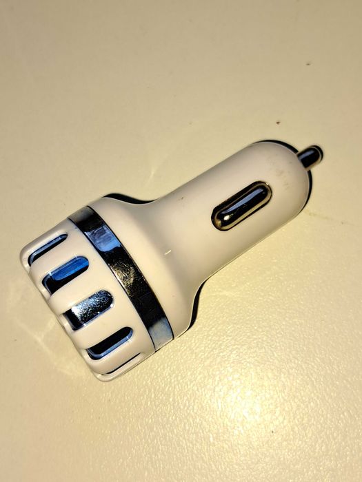 Зарядний пристрій  в авто