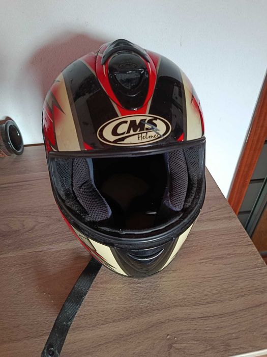 Capacete aberto CMS