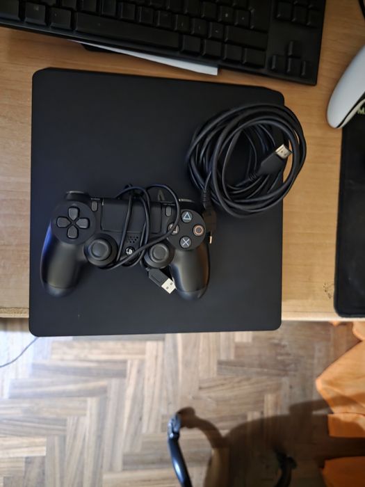 PS4 SLIM 500 GB.