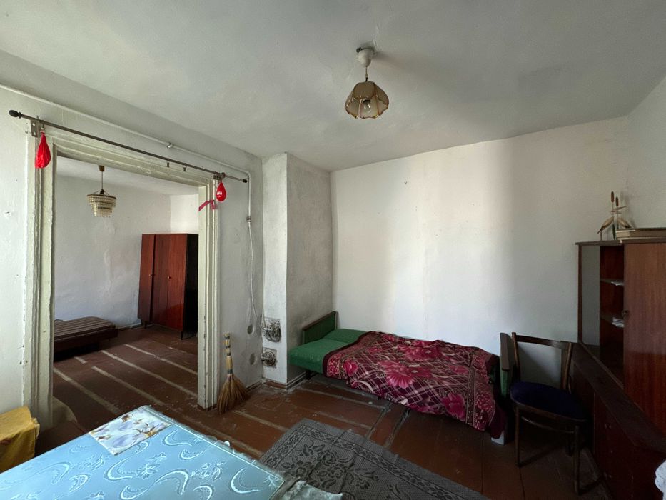 Продаж фасадного приміщення та 13 соток землі в Житомирі