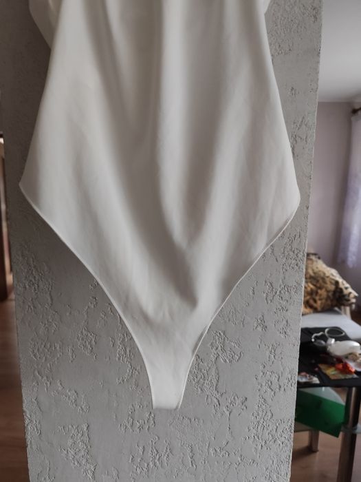 Body z wszytym biustonoszem lekko wyszczuplające na regulowane ramiącz