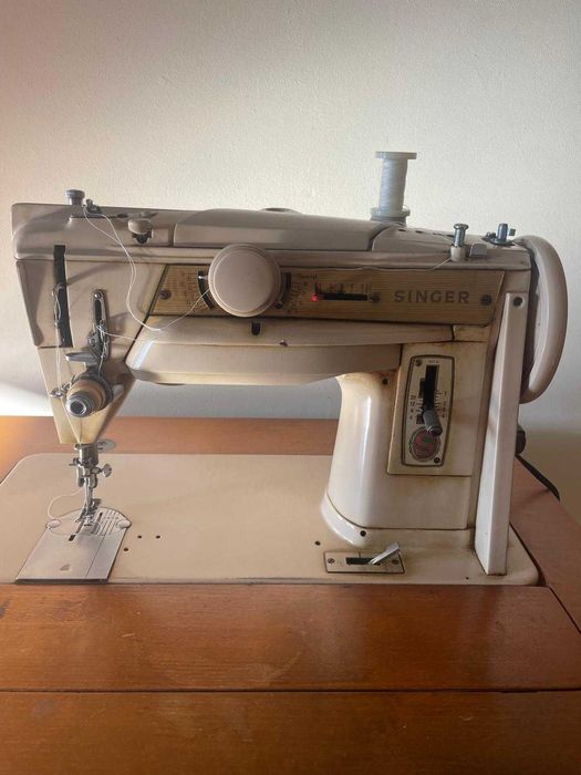 Máquina de costura antiga com móvel