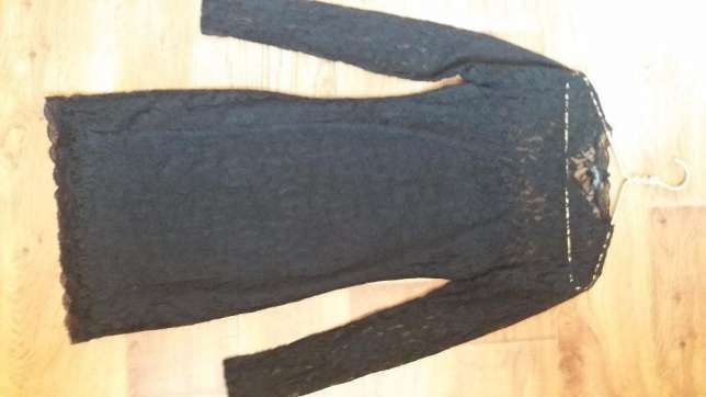 Платье с красивым вырезом на спине, закрытым сеткой