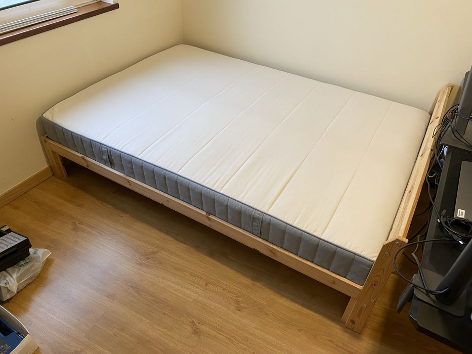 Cama IKEA NEIDEN 140×200, estrados LURÖY (2 un), colchão VESTMARKA