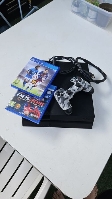 PlayStation 4 500GB + Comando Camuflado + 2 Jogos
