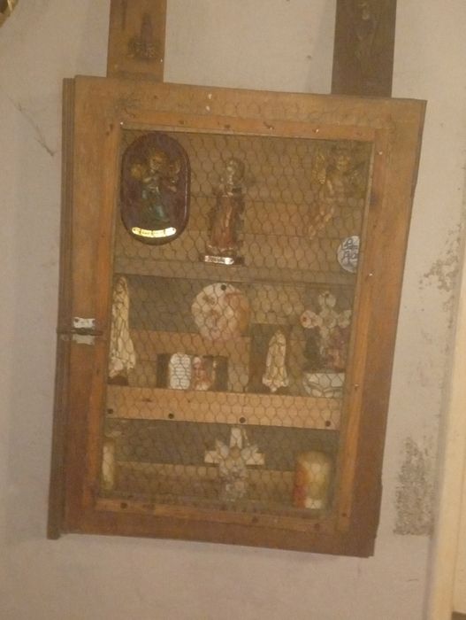 Éstante utilizada como santuário
