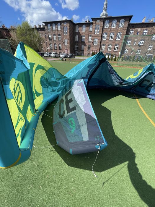 Dwa latawce z barem kite NORTH DICE 9m i 12m