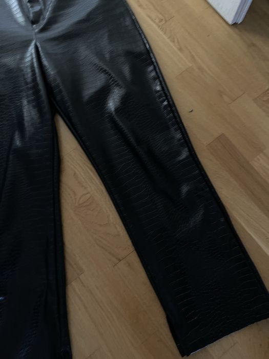 Шкіряні штани від Boohoo by kourthey Kardashian