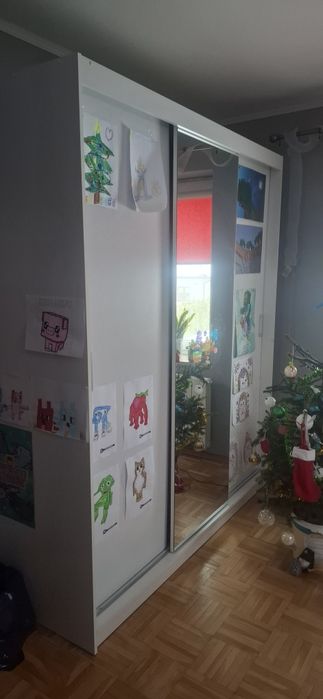 Duża szafa z lustrem
