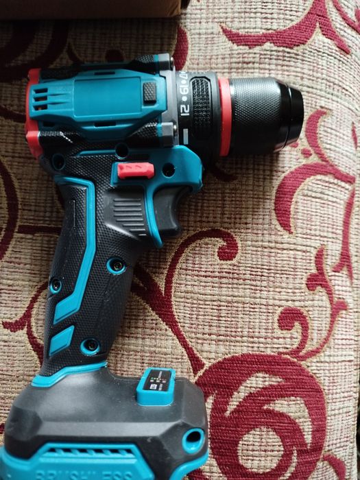 Продам хорошу акумуляторну дрель під макітівську посадку безщітковий