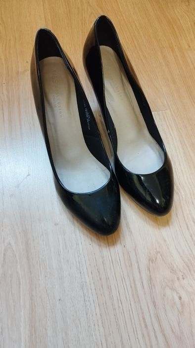 Czarne, klasyczne szpilki od Marks & Spencer